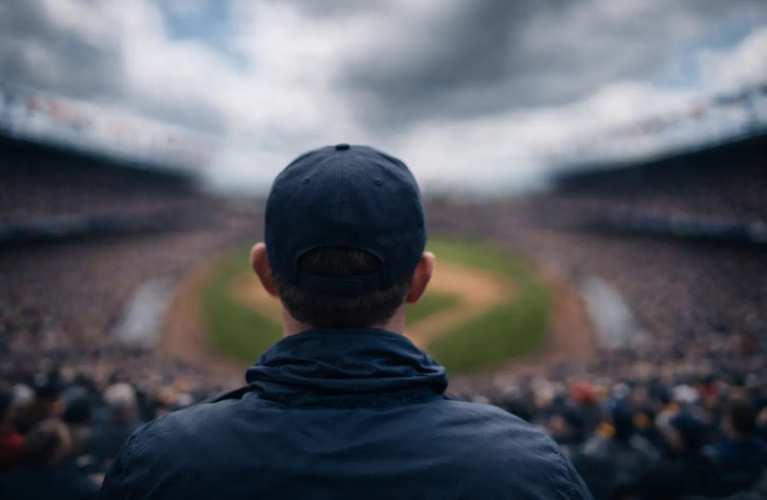 Baseballstadion unter freiem Himmel mit Windfahnen und Tribünen — Wetter und Heimvorteil